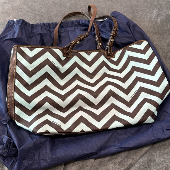 Dooney & Bourke chevron tote. - Picture 4 of 5